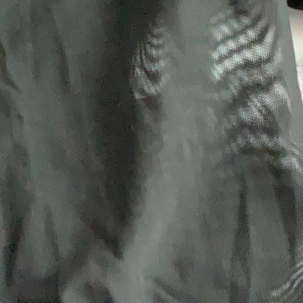 LuLuLemon Tight Mesh Inset Zipper Pockets Capri - Picture 12 of 13